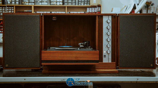 EQUIPO EN MUEBLE DE MADERA