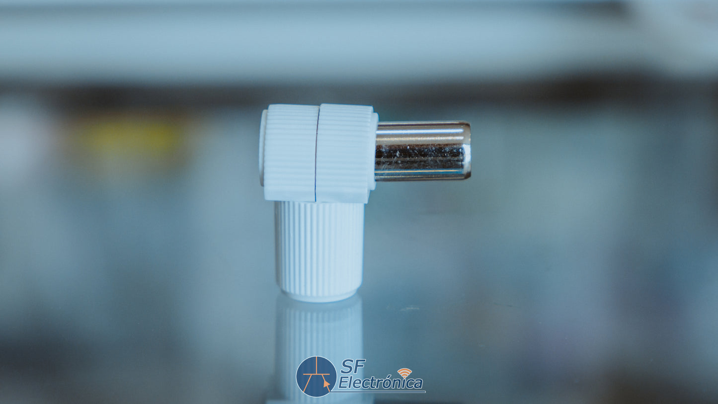 CONECTOR IEC MACHO ACODADO