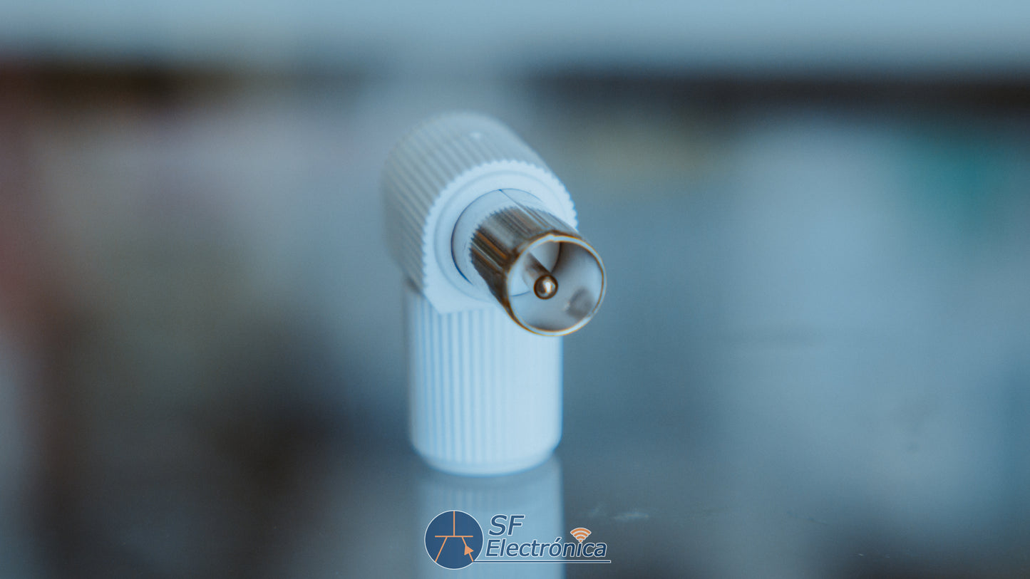 CONECTOR IEC MACHO ACODADO